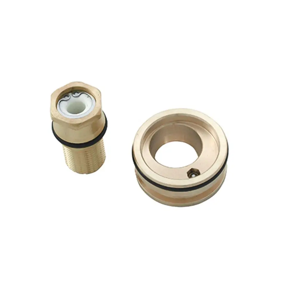 Zwei metallische Armaturenanschlüsse von Kludi, einer mit einer Gewindeoberfläche und der andere mit einem runden Loch in der Mitte, beide mit Dichtungen.